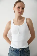 Débardeur blanc à boutons sur le devant