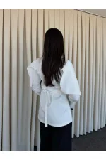 Beyaz Dantel İşlemeli Pelerin Saten Bluz - 1401