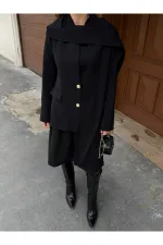 Veste noire à boutons dorés et châle - 9721