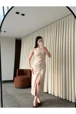 Robe beige en gabardine boutonnée et ceinturée - 5002