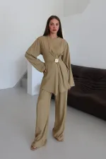 Ensemble chemisier et pantalon kaki doré avec broche