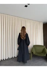 Robe noire avec nœud papillon au col - 2001