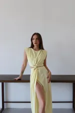 Sarı Önden Tokalı Yan Dekolteli Elbise