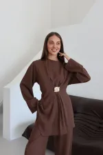 Ensemble chemisier et pantalon marron avec broche dorée - 8759