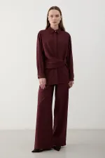 Ensemble chemise et pantalon bordeaux à boutons et accessoires dorés - 8856