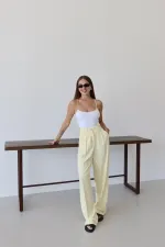 Pantalon palazzo jaune avec boutons dorés et taille élastiquée