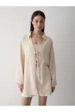 Kimono en lin et coton 100 % couleur pierre, orné de dentelle.