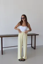 Pantalon palazzo jaune avec boutons dorés et taille élastiquée