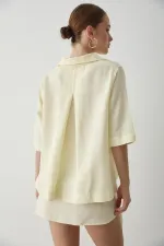 Ensemble jupe et chemise jaunes avec détail de cravate