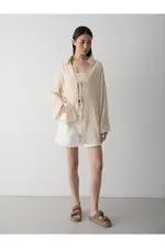 Kimono en lin et coton 100 % couleur pierre, orné de dentelle.