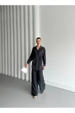 Ensemble kimono anthracite avec détail au col et lien à nouer