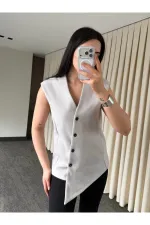 Gilet boutonné à croix vénitienne en pierre