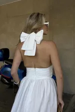 Robe de créateur blanc cassé à col halter