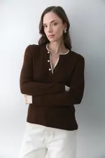 Pull à 2 boutons couleur cannelle foncée et crème - 251023