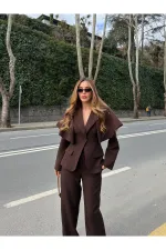 Ensemble veste et pantalon marron à cape - 202604