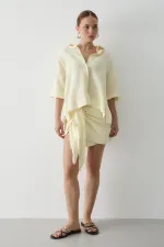 Ensemble jupe et chemise jaunes avec détail de cravate