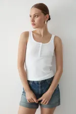 Débardeur blanc à boutons sur le devant