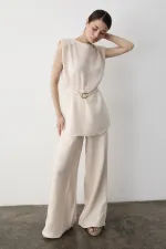 Ensemble deux pièces avec détails d'accessoires en pierre