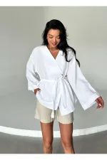Kimono blanc en coton et lin, orné de boutons et d'une ceinture