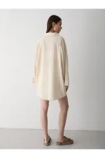 Kimono en lin et coton 100 % couleur pierre, orné de dentelle.