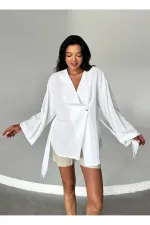 Kimono blanc en coton et lin, orné de boutons et d'une ceinture