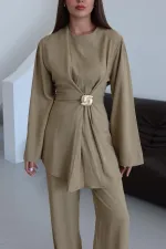 Ensemble chemisier et pantalon kaki doré avec broche