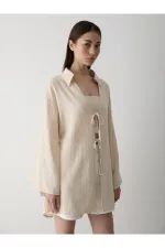 Kimono en lin et coton 100 % couleur pierre, orné de dentelle.