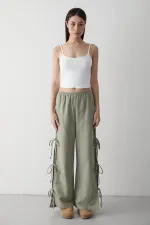 Pantalon kaki 100 % coton avec fente latérale et détail de ceinture