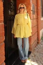 Chemise en voile de lin jaune avec détail à la taille