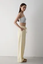 Pantalon jaune à jambes larges et taille élastiquée
