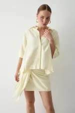 Ensemble jupe et chemise jaunes avec détail de cravate