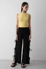 Pantalon noir 100 % coton avec fente latérale et détail de ceinture à nouer