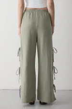 Pantalon kaki 100 % coton avec fente latérale et détail de ceinture