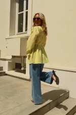 Chemise en voile de lin jaune avec détail à la taille