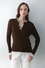Pull à 2 boutons couleur cannelle foncée et crème - 251023