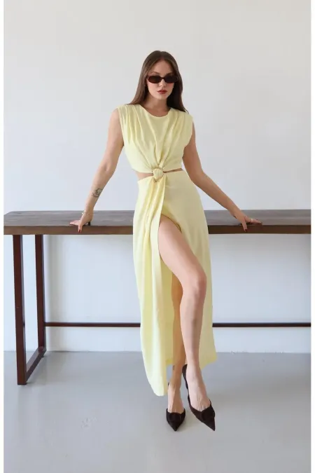 Robe jaune avec boucle sur le devant et découpe sur le côté