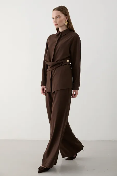 Ensemble chemise et pantalon marron avec boutons décoratifs dorés - 8856