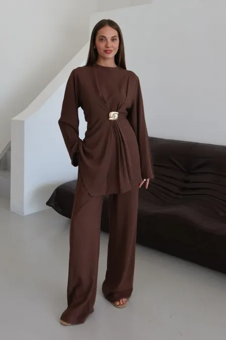 Ensemble chemisier et pantalon marron avec broche dorée - 8759