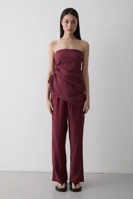 Ensemble chemisier et pantalon bordeaux sans bretelles à fronces latérales