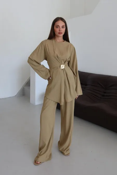 Ensemble chemisier et pantalon kaki doré avec broche