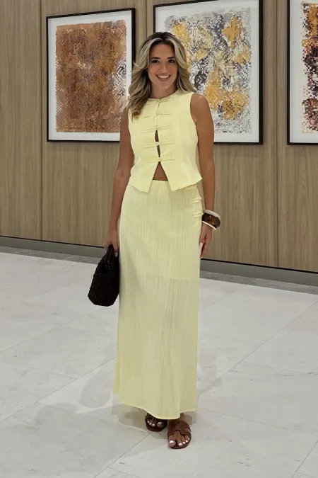 Ensemble gilet et jupe jaune à détails britanniques