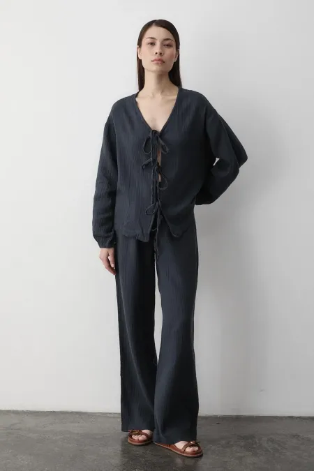 Ensemble chemisier et pantalon anthracite 100 % coton à nouer