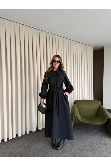 Robe noire avec nœud papillon au col - 2001