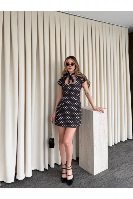 Siyah Yaka Bağlama Detaylı İçi Şortlu Kısa Elbise - 5084