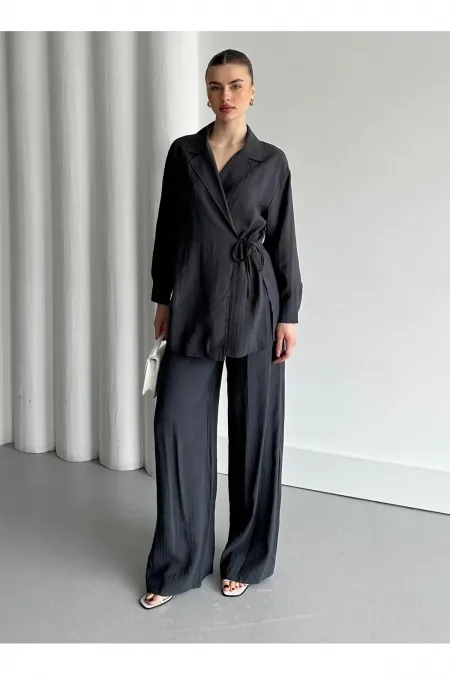 Ensemble kimono anthracite avec détail au col et lien à nouer