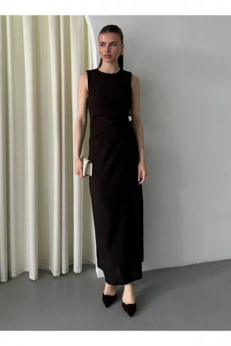 Robe marron avec boucle dorée