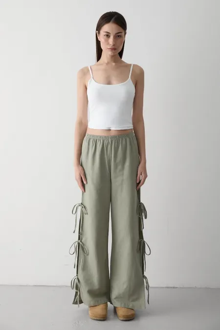 Pantalon kaki 100 % coton avec fente latérale et détail de ceinture