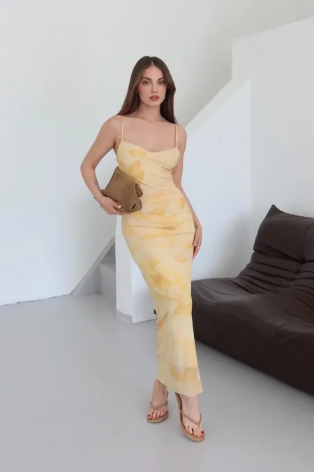 Robe jaune à imprimé floral drapée sur le côté