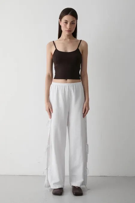 Pantalon blanc 100 % coton avec fente latérale et détail de ceinture