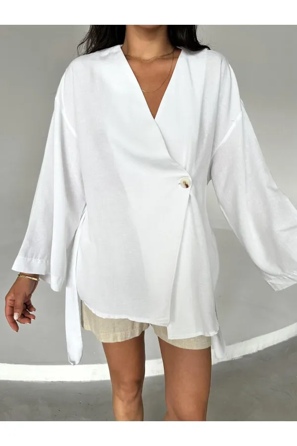 Kimono blanc en coton et lin, orné de boutons et d'une ceinture